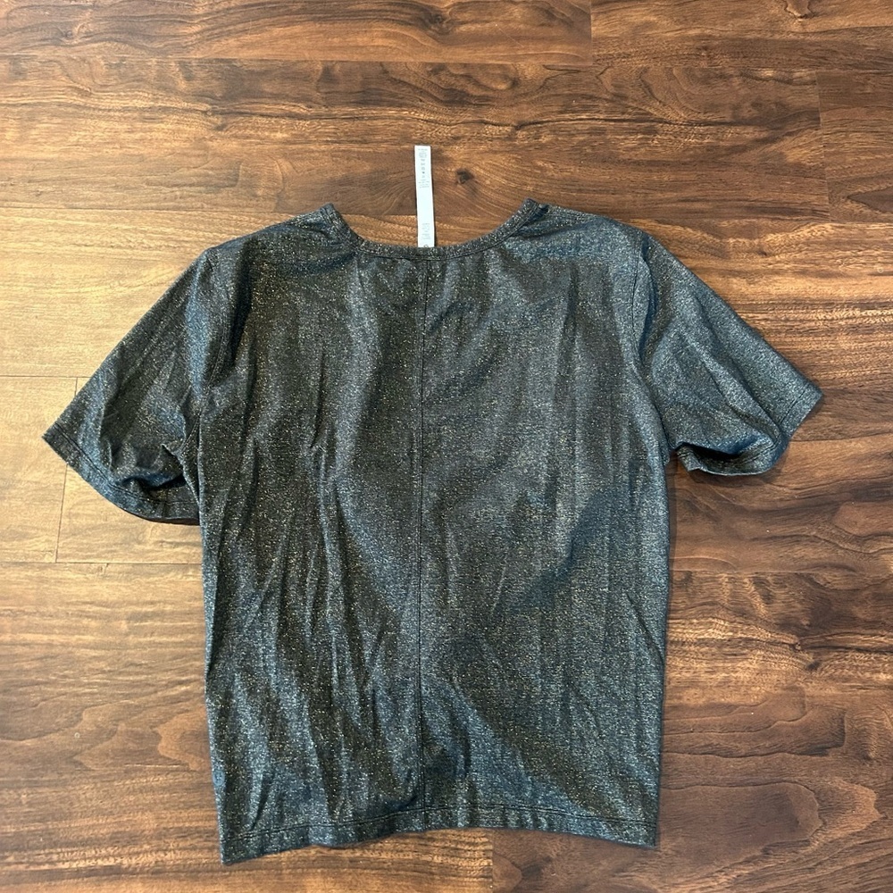 Lululemon Crescent T-Shirt *Spark Metallic 
Size 10
Black Gold 
Limited Edition - Picture 6 of 6